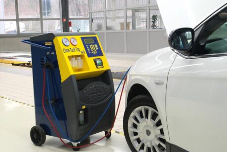 Urządzenie do napełniania układów klimatyzacji czynnikiem R1234yf