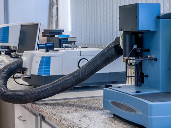 Analizator termograwimetryczny (TGA) tu sprzężony ze spektrometrem FTIR
